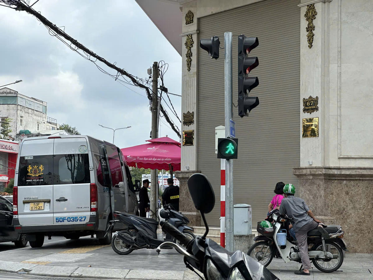 Lực lượng công an có mặt trước thẩm mỹ viện Mailisa Cần Thơ. (ảnh: H.T)