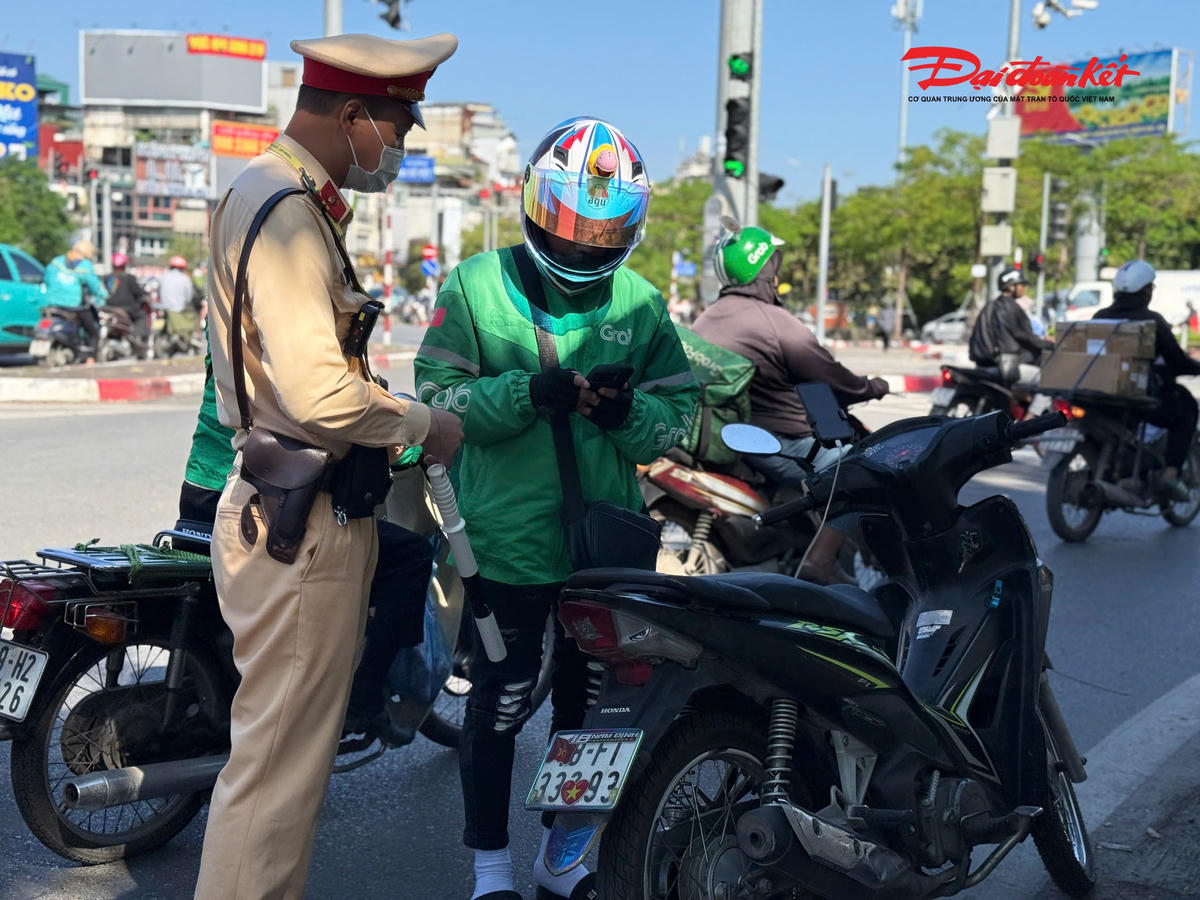 Ngày 13/11, Phòng Cảnh sát giao thông (CSGT) Hà Nội đồng loạt ra quân kiểm tra, xử lý các hành vi vi phạm quy định về biển số và sử dụng điện thoại khi điều khiển phương tiện tham gia giao thông.&nbsp;
