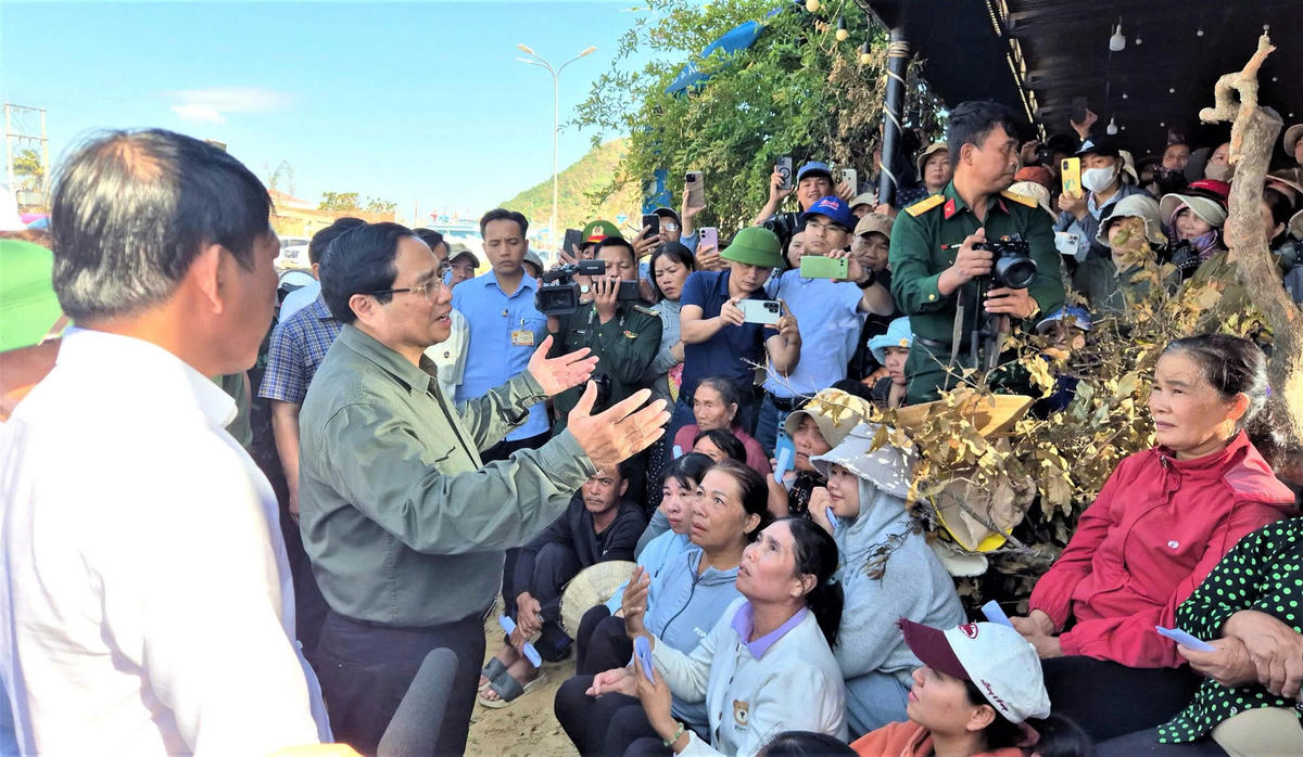 Thủ tướng Phạm Minh Chính trò chuyện cùng bà con xã Đề Gi. Ảnh: Tấn Thành.
