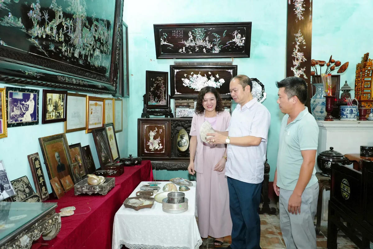 Ông Nguyễn Hữu Chi - Chủ tịch UBND xã tham quan một xưởng đồ khảm trai mỹ nghệ trên địa bàn.