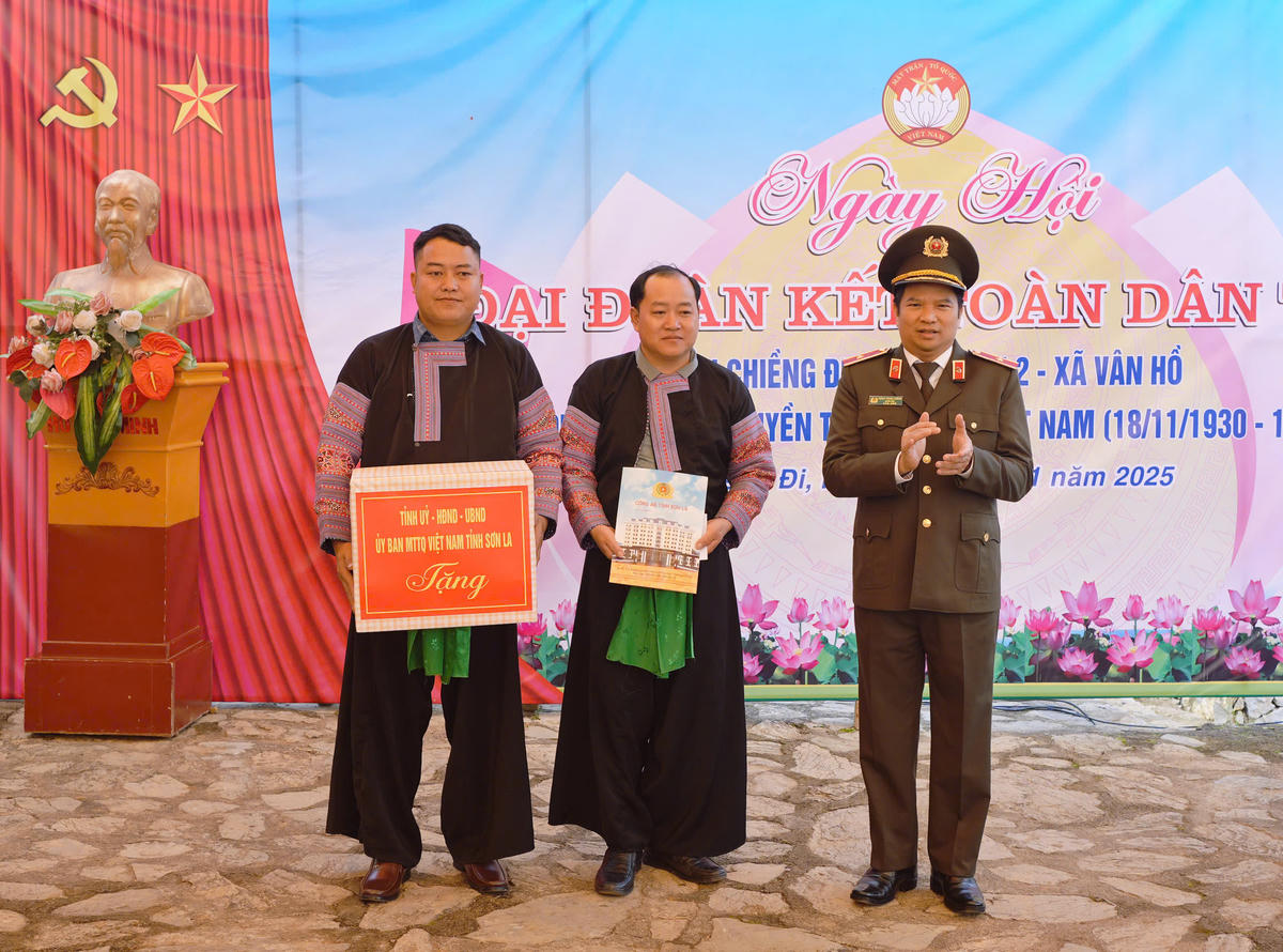 Giám đốc Công an tỉnh Sơn La&nbsp;Đặng Trọng Cường trao tặng quà cho bản Chiềng Đi 2. Ảnh: C.T.