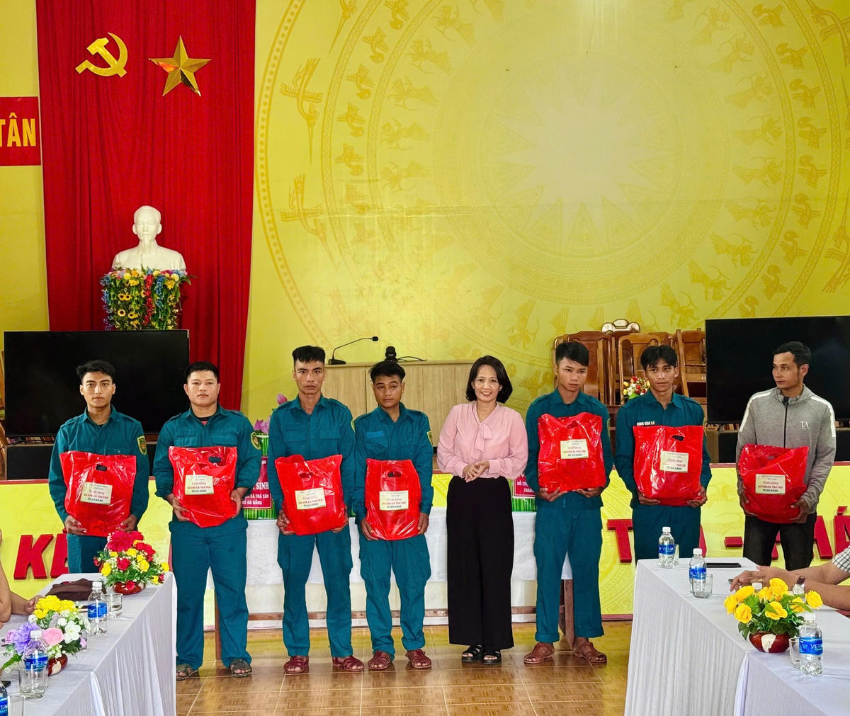 Bà Trương Thị Thanh Thủy, Phó Chủ tịch HĐND phường Hòa Cường trao quà cho xã Trà Tân. Ảnh: Thanh Nhã.