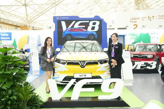 Gian hàng của VinFast được đặt ở vị trí nổi bật ngay lối vào sảnh H2.