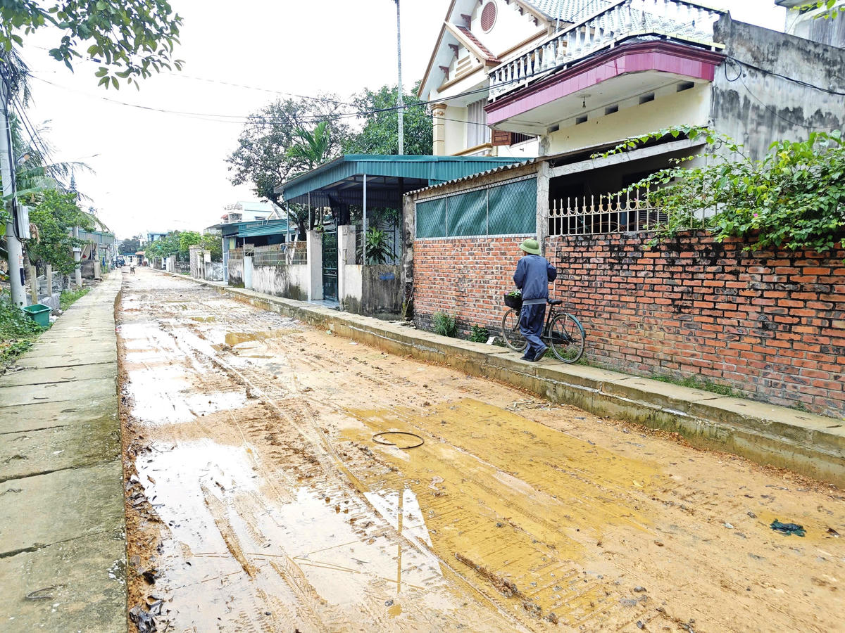 Muốn di chuyển, người dân buộc phải đi men theo đường mương thoát nước. Ảnh: Nguyễn Chung.