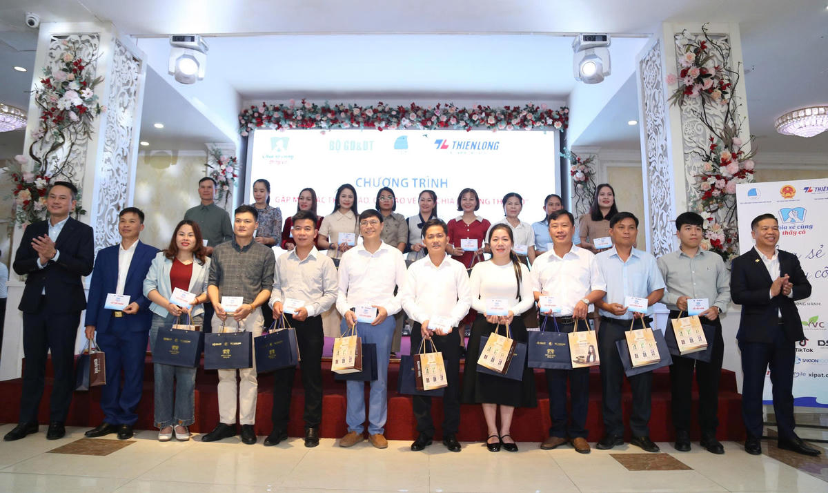 Các thầy cô nhận sổ tiết kiệm của Chương trình "Chia sẻ cùng thầy cô" năm 2025.