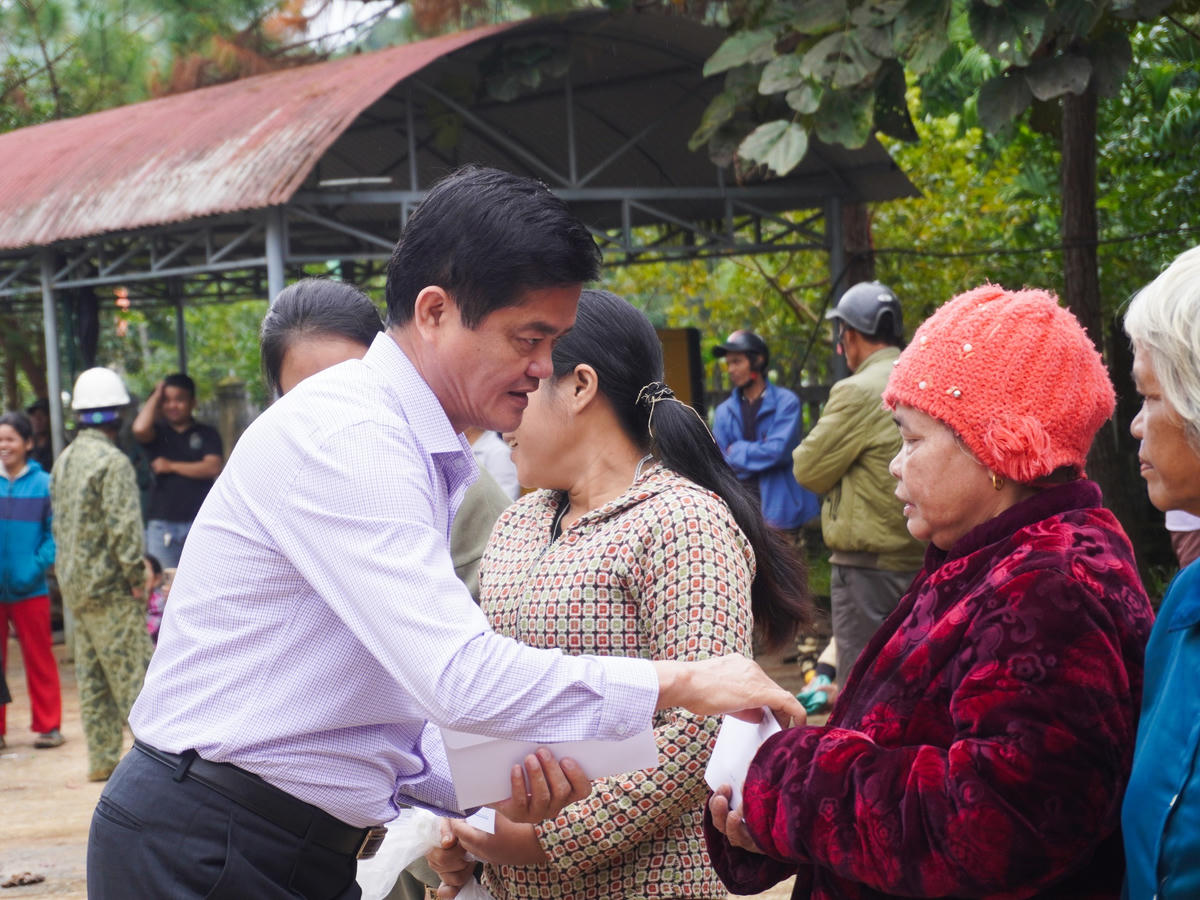 Ông Nguyễn Hòa, Chủ tịch UBND phường Ngũ Hành Sơn tặng quà cho người dân. Ảnh: Như Ý.