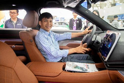 Anh Phan Văn Tâm (Hà Tĩnh) đã có trải nghiệm tốt với xe máy điện VinFast nên muốn “rinh” thêm VF 9 về nhà.