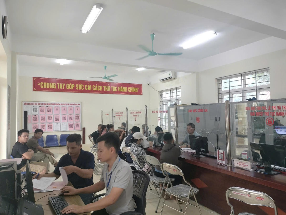 Cán bộ phụ trách công nghệ thông tin của xã Văn Hán hướng dẫn người dân cách sử dụng dịch vụ công trực tuyến, tạo tài khoản định danh điện tử (VNeID).