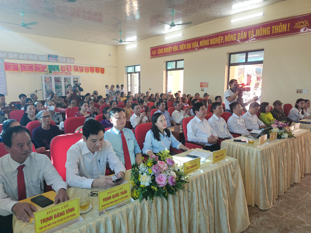 Các đại biểu và người dân thôn 2, xã Yên Trường dự ngày hội. Ảnh: Đình Minh