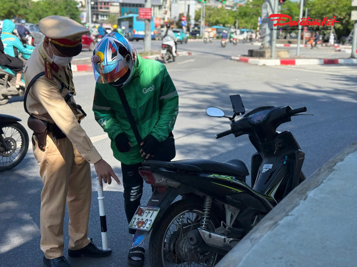 Đại diện Đội CSGT đường bộ số 4 cho biết, hành vi che, dán biển số là lỗi cố ý vi phạm, do đó cơ quan chức năng sẽ xử lý nghiêm. Ngoài ra, việc người điều khiển phương tiện sử dụng điện thoại khi đang di chuyển trên đường tiềm ẩn nguy cơ tai nạn giao thông do mất tập trung.