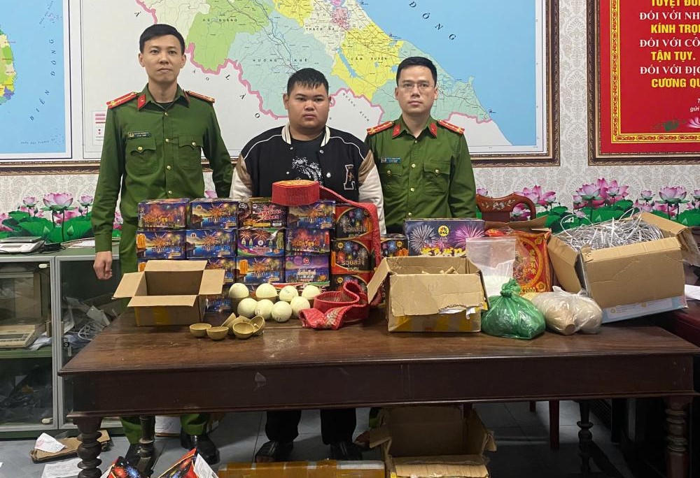 Đối tượng cầm đầu Đỗ Minh Trí cùng tang vật. Ảnh: CAHT.