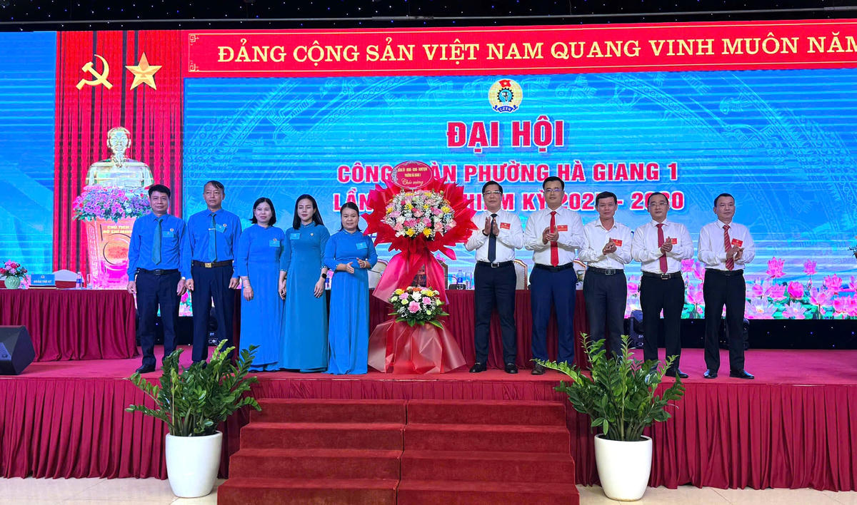 Lãnh đạo phường Hà Giang 1 tặng hoa chúc mừng Đại hội. Ảnh: T.Đ.