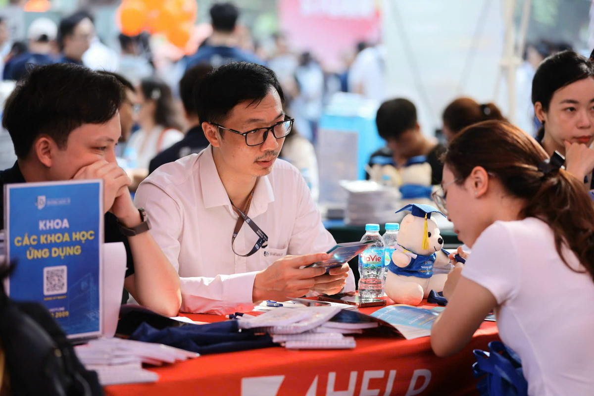 Trường đại học tư vấn tuyển sinh cho thí sinh.