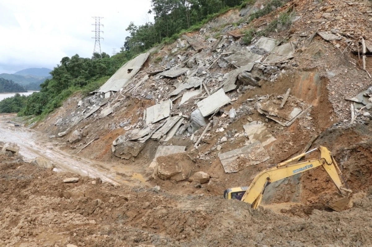 Tuyến đường quốc lộ 14E bị chia cắt nhiều ngày. Ảnh: CV.