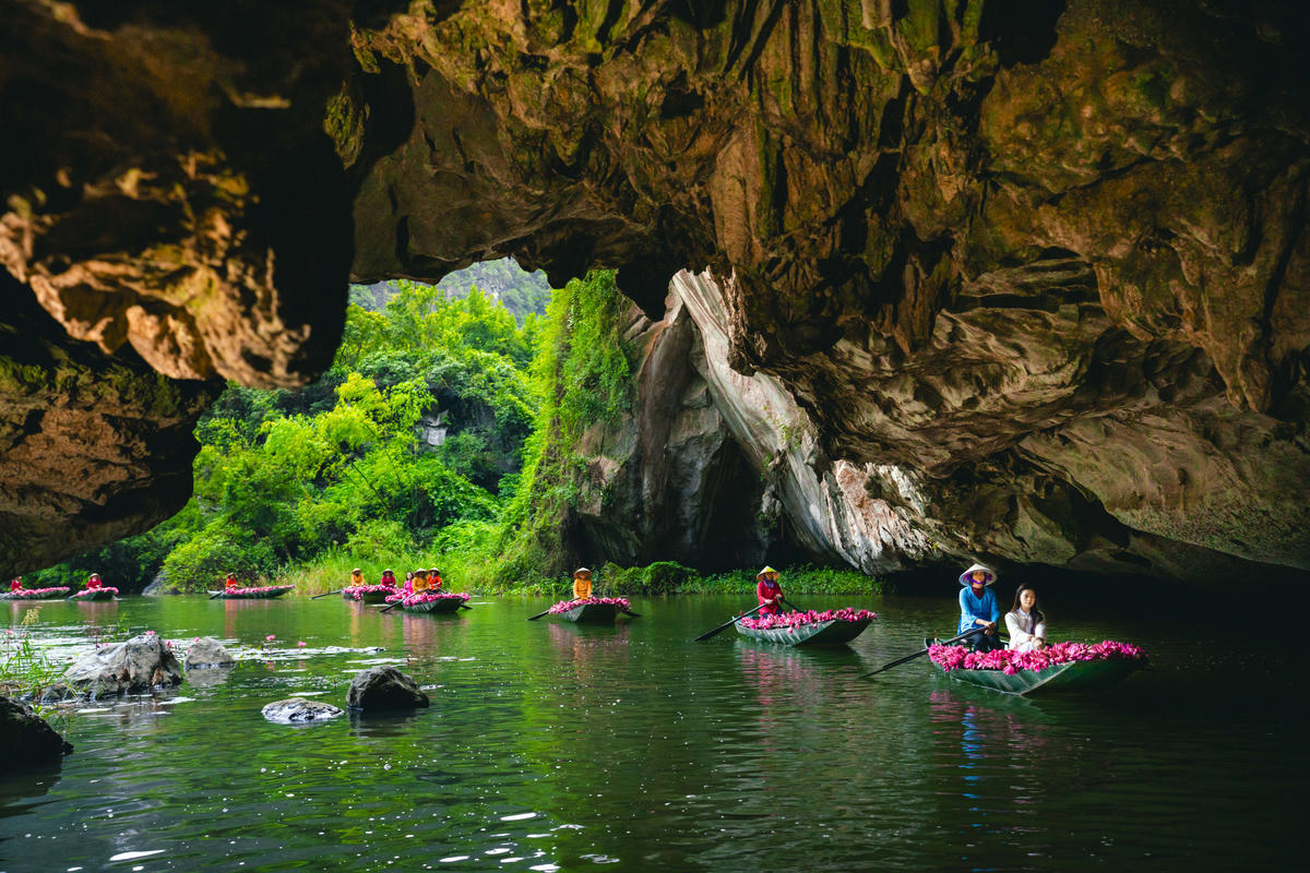 Ngồi trên thuyền nhỏ, xuôi theo dòng Ngô Đồng, qua hang Cả, hang Hai, hang Ba,&nbsp; du khách như được trôi giữa một bức tranh sơn thủy hữu tình. Ảnh: Ngọc Linh