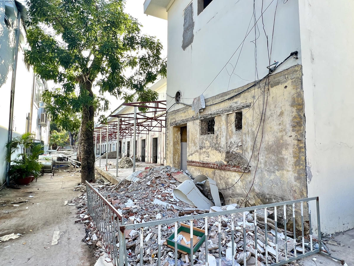 Một số khu vực được xây dựng từ năm 1961-1962 đang được sửa chữa tạm thời. Ảnh: PT.&nbsp;