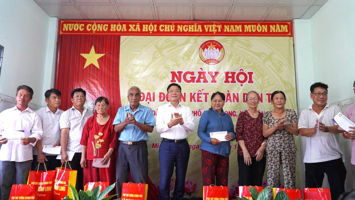 Phó Thủ tướng Chính phủ Lê Thành Long tặng quà cho các hộ gia đình chính sách tiêu biểu. (ảnh: P.S)