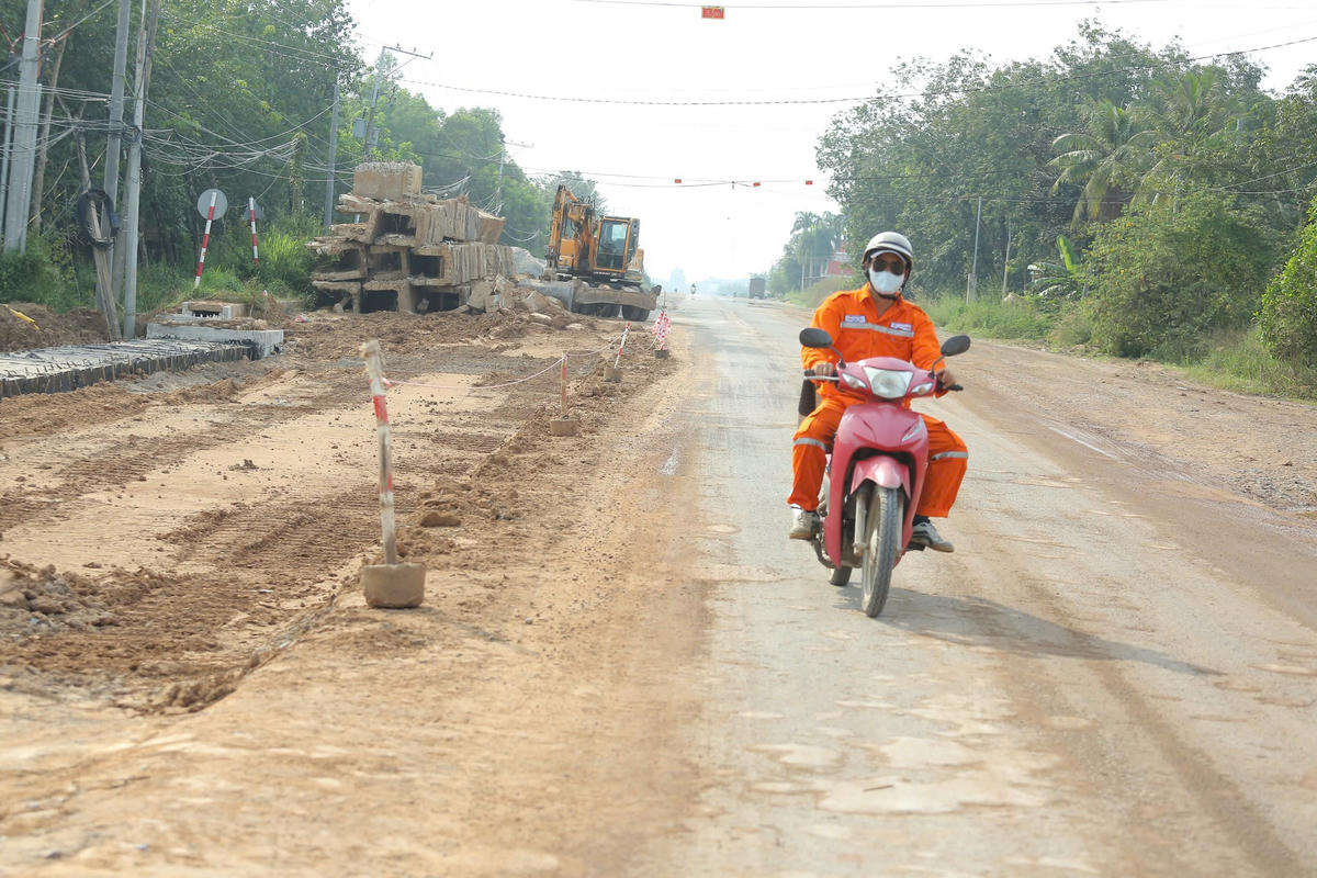 Tuyến đường đi qua khu vực đầu nguồn sông Sài Gòn, với hầu hết là các rừng cao su. Ảnh: Đ.Xá.