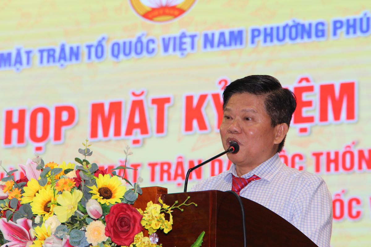 Chủ tịch ủy ban Mặt trận Tổ quốc Việt Nam phường Đinh Gia Huỳnh ôn lại truyền thống Mặt trận Tổ quốc Việt Nam. Ảnh: Q.Đ. 