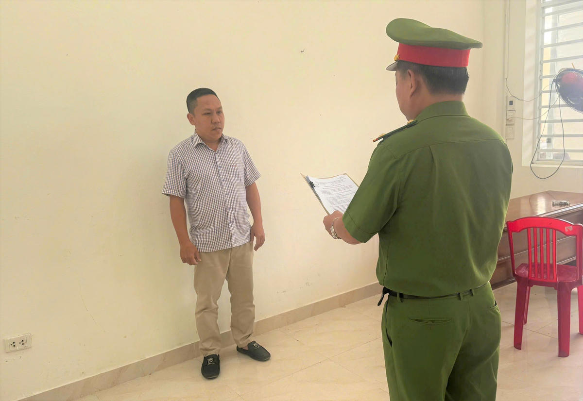 Lực lượng Công an đọc quyết định bắt&nbsp;Nguyễn Ngọc Thành. Ảnh: CV.