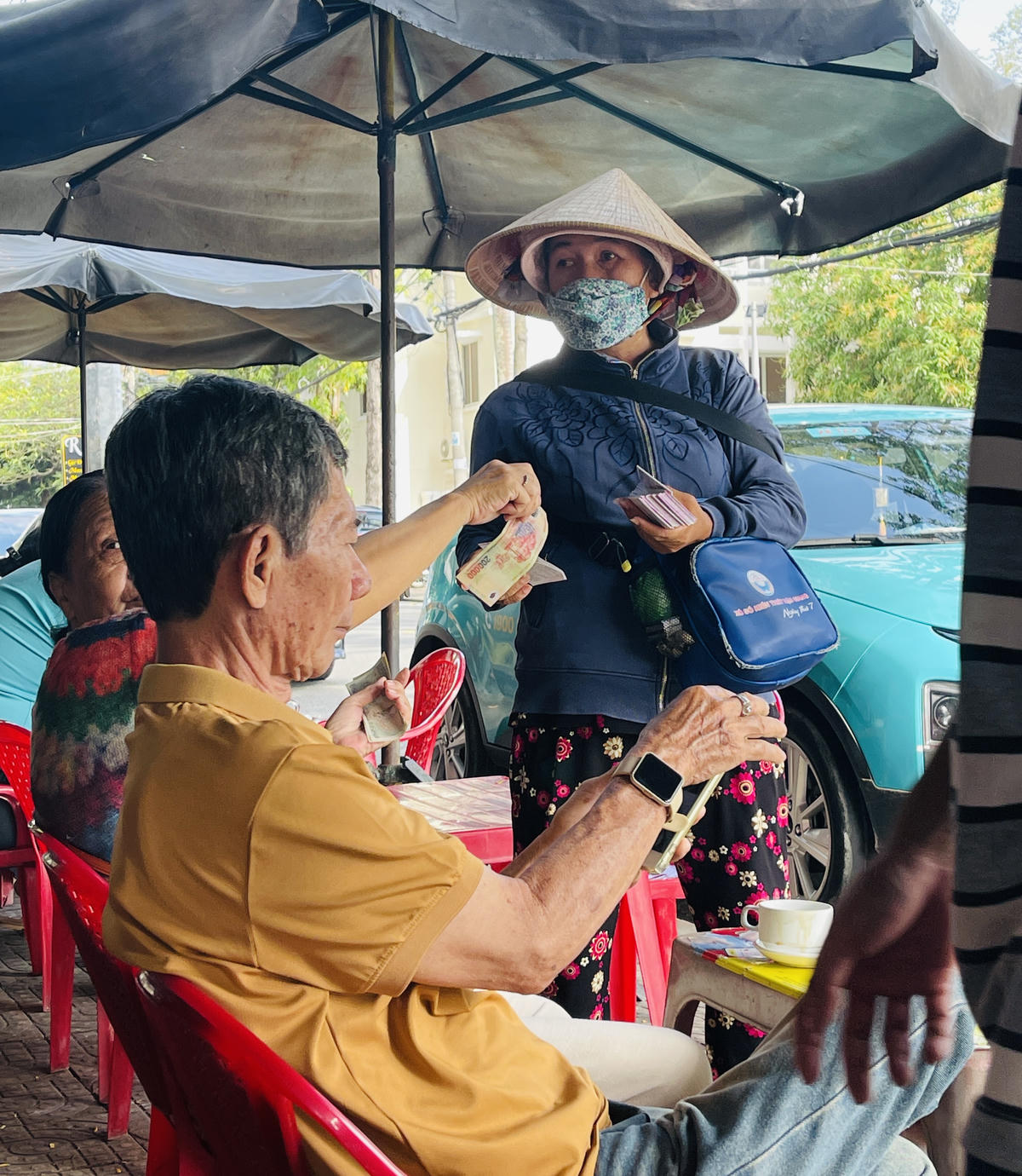 Người bán vé số rất mừng vì cơ hội việc làm và thu nhập vẫn được giữ nguyên. Ảnh Trung Kiên.