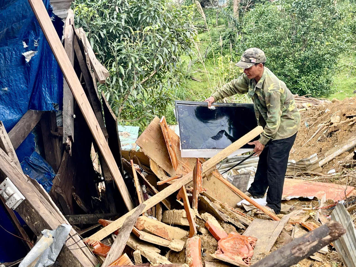 Màn hình chiếc tivi được ông Hồ Văn Phong tìm thấy trong đống bùn đất. Ảnh: Tấn Thành.