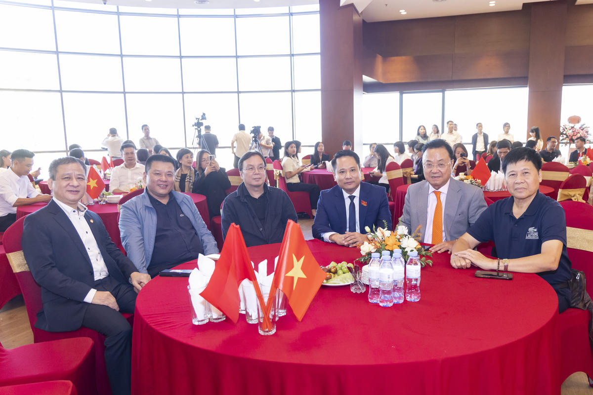 Các đại biểu tham dự buổi lễ.