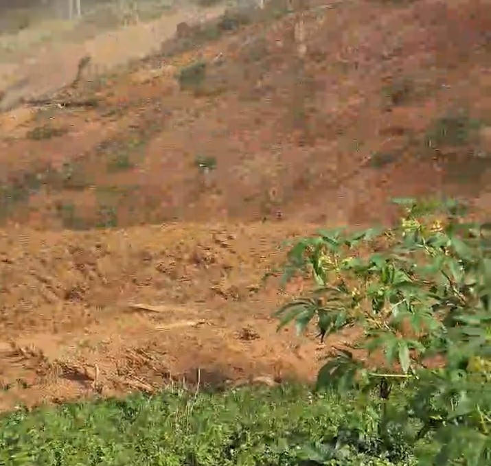 Đất đá sạt lở vùi lấp đường đi ở xã Hùng Sơn. Ảnh: CV.