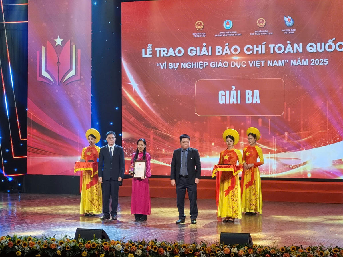 Đại diện nhóm tác giả của Báo Đại đoàn kết lên nhận giải Ba&nbsp;