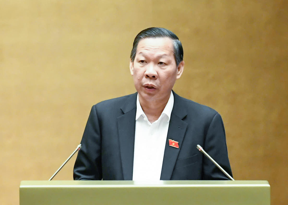 Chủ nhiệm Uỷ ban Kinh tế và Tài chính Phan Văn Mãi thẩm tra dự án ( Ảnh: Quang Vinh)