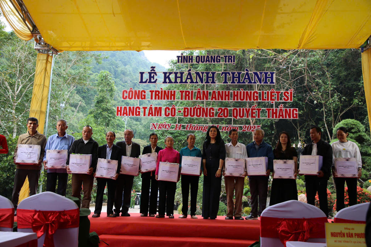 Bà Ngô Phương Ly, phu nhân Tổng Bí thư Tô Lâm trao tặng nhiều phần quà cho thân nhân 13 liệt sĩ. Ảnh: Q.S.