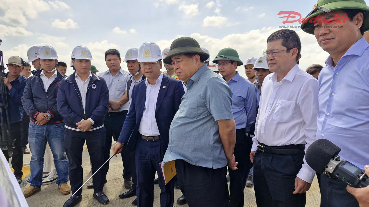 Đoàn công tác kiểm tra tại dự án Cảng hàng không Quảng Trị. Ảnh: Đỗ Văn.