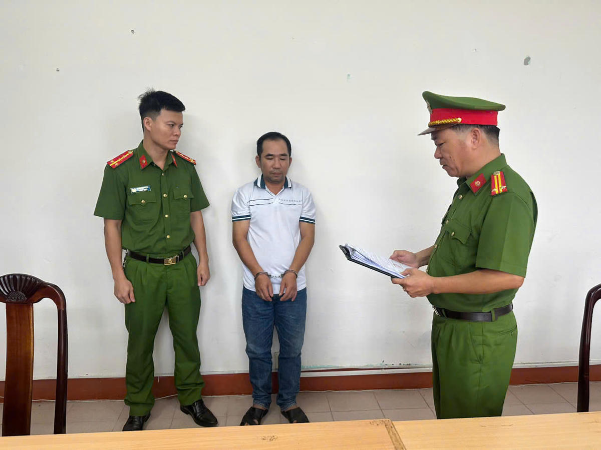 Lực lượng Công an đọc quyết định bắt đối tượng Trần Văn Hùng. Ảnh: PT.