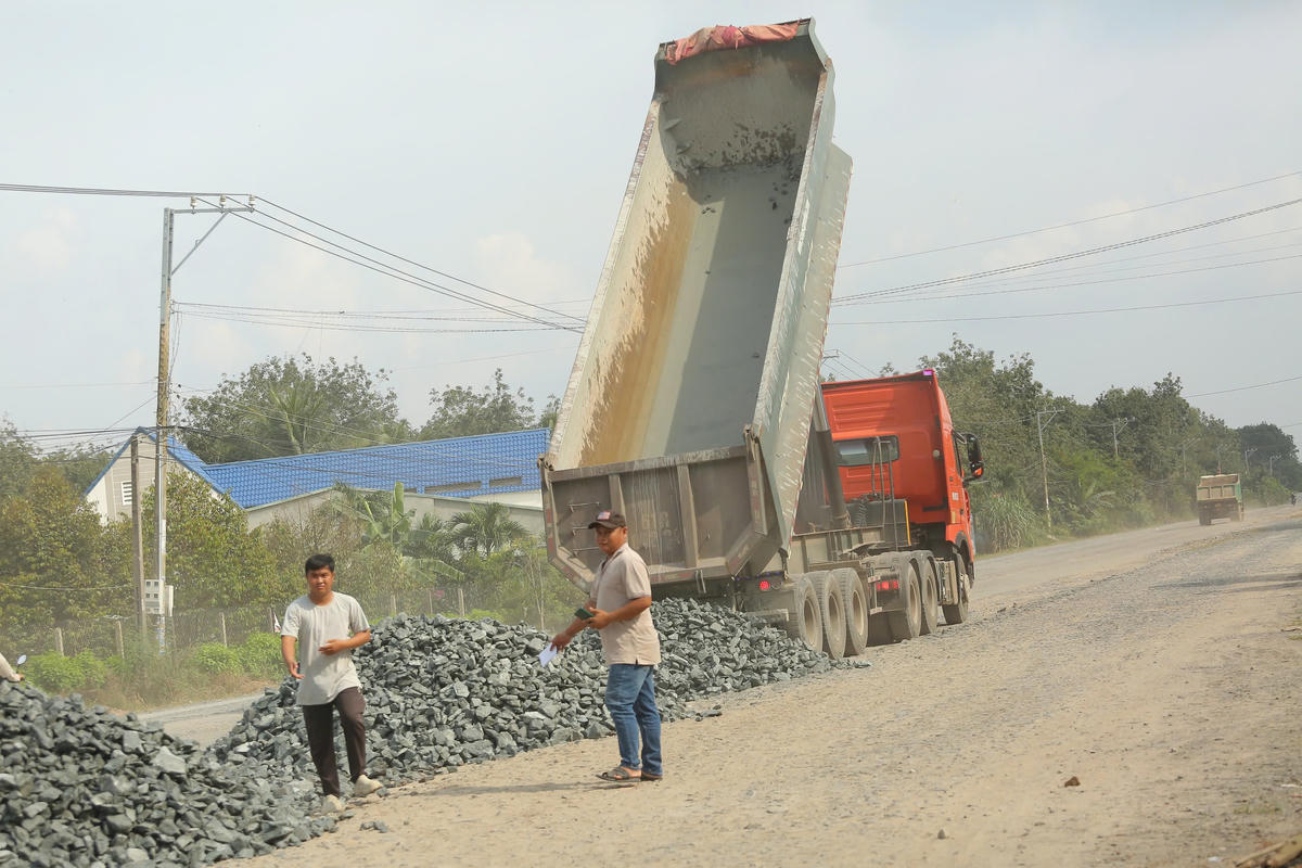 Sau một thời gian gặp khó, dự án đang khẩn trương thi công trở lại. Ảnh: Đ.Xá.