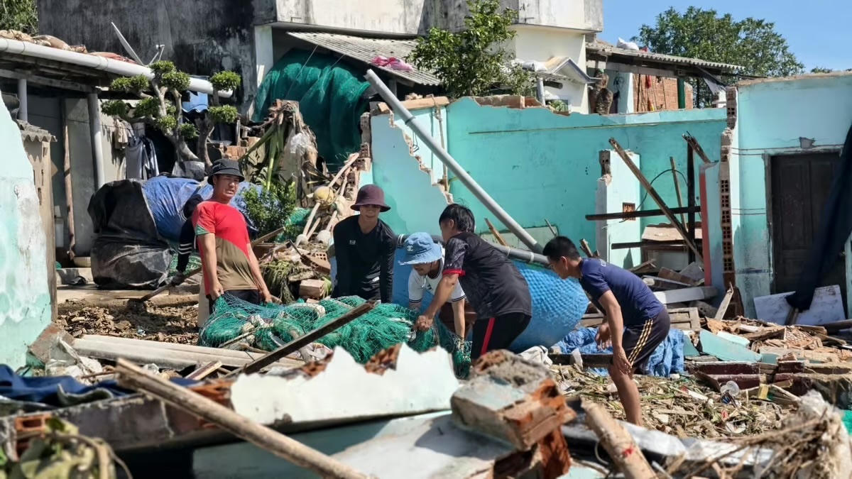 Thủ tướng chỉ đạo khẩn trương dựng lại nhà cửa, ổn định đời sống đồng bào miền Trung sau bão lũ 