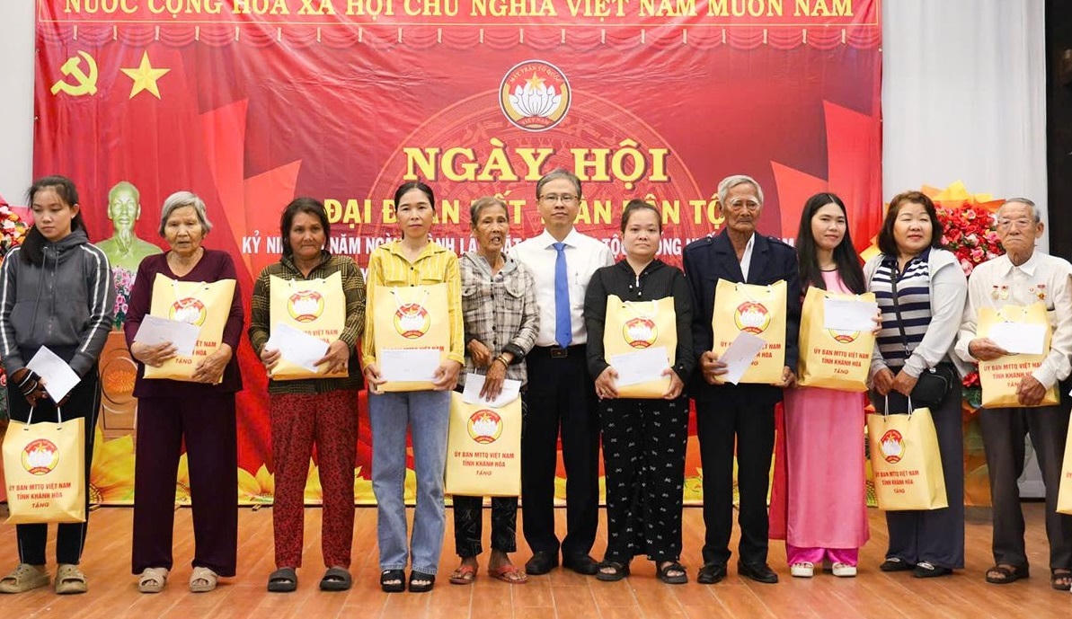 Ông Trần Hòa Nam, Phó Chủ tịch UBND tỉnh Khánh Hòa trao quà cho các gia đình chính sách, hộ nghèo, cận nghèo trên địa bàn xã xã Đại Lãnh tại Ngày hội. (ảnh X.H). 
