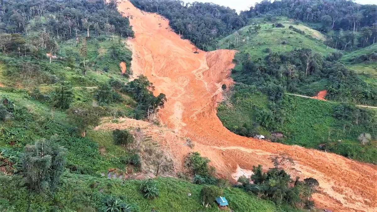 Hiện trường nơi xảy ra vụ sạt lở nghi vùi lấp 3 người mất tích. Ảnh: Tấn Thành.
