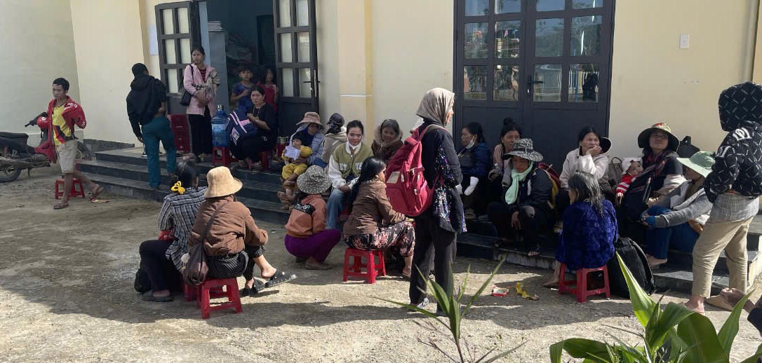 Người dân được sơ tán đưa đến điểm khác an toàn. Ảnh: CV.