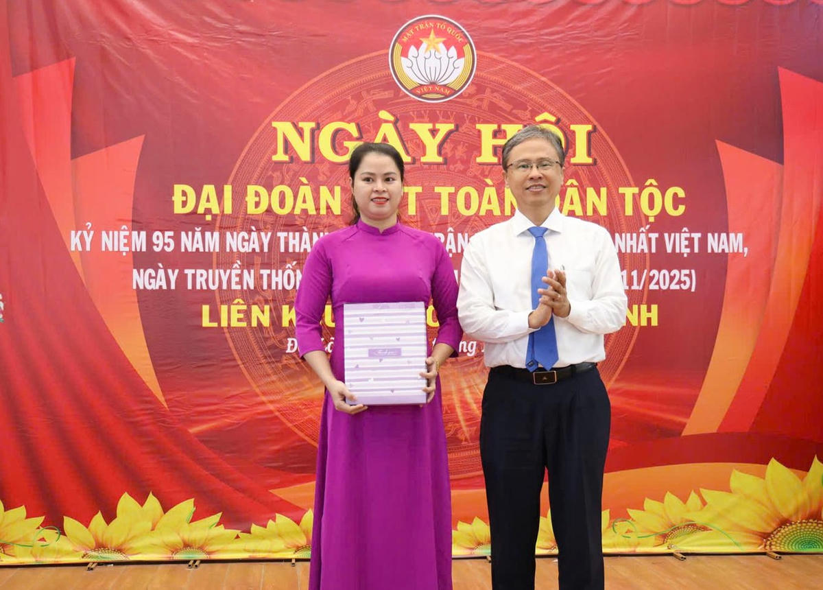Ông Trần Hòa Nam, Phó Chủ tịch UBND tỉnh Khánh Hòa trao quà cho đại diện Ban Công tác Mặt trận các thôn tại Ngày hội. (ảnh X.H). 