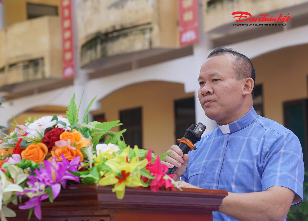 Linh mục Giuse Phan Văn Thắng phát biểu tại buổi lễ. Ảnh: Hạnh Nguyên.