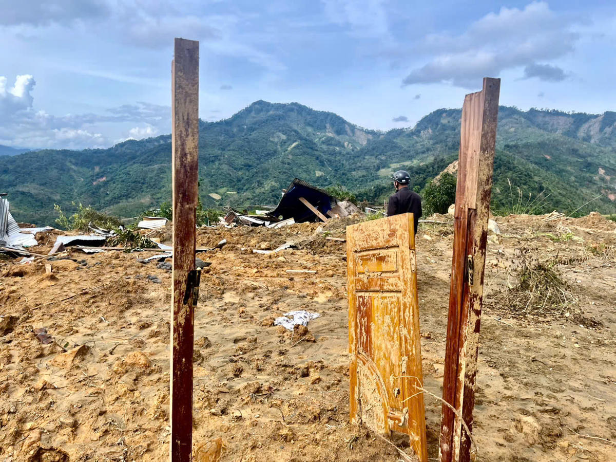 Khu vực 6 ngôi nhà bị sạt lở núi chôn vùi, giờ chỉ còn bãi đất đa. Ảnh: Tấn Thành