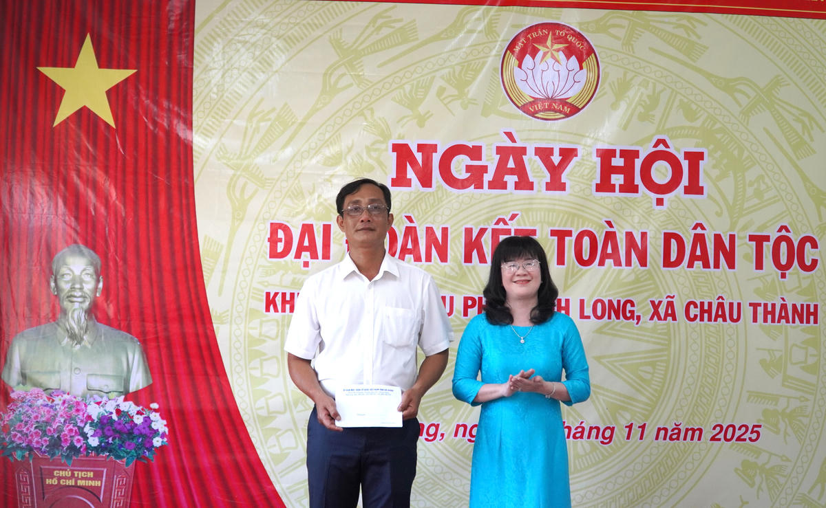 Phó Chủ tịch MTTQ Việt Nam tỉnh An Giang Hà Minh Trang tặng quà cho khu phố Minh Long. Ảnh Nguyễn Minh 