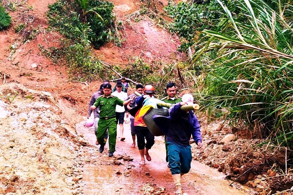 Công an cùng người dân vượt núi rừng đưa anh Đ. đi cấp cứu. Ảnh: Phước Thành