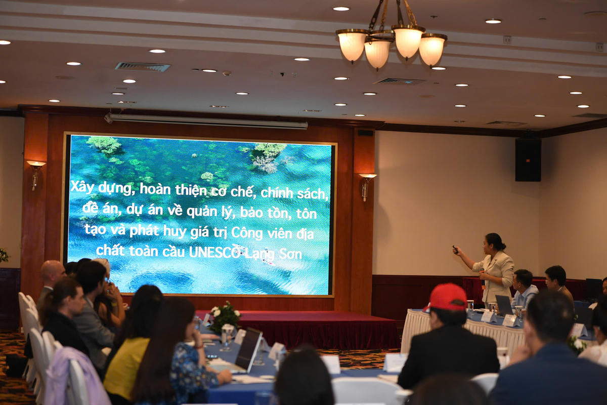 Bà Phạm Thị Hương, Trưởng Phòng Quản lý Công viên địa chất Lạng Sơn, Trung tâm Xúc tiến Đầu tư, Thương mại và Du lịch, giới thiệu về&nbsp;Công viên địa chất toàn cầu UNESCO Lạng Sơn và&nbsp;nhiệm vụ trọng tâm giai đoạn 2025 - 2030 và năm 2026 của Công viên địa chất toàn cầu UNESCO Lạng Sơn. Ảnh: P. Sỹ.