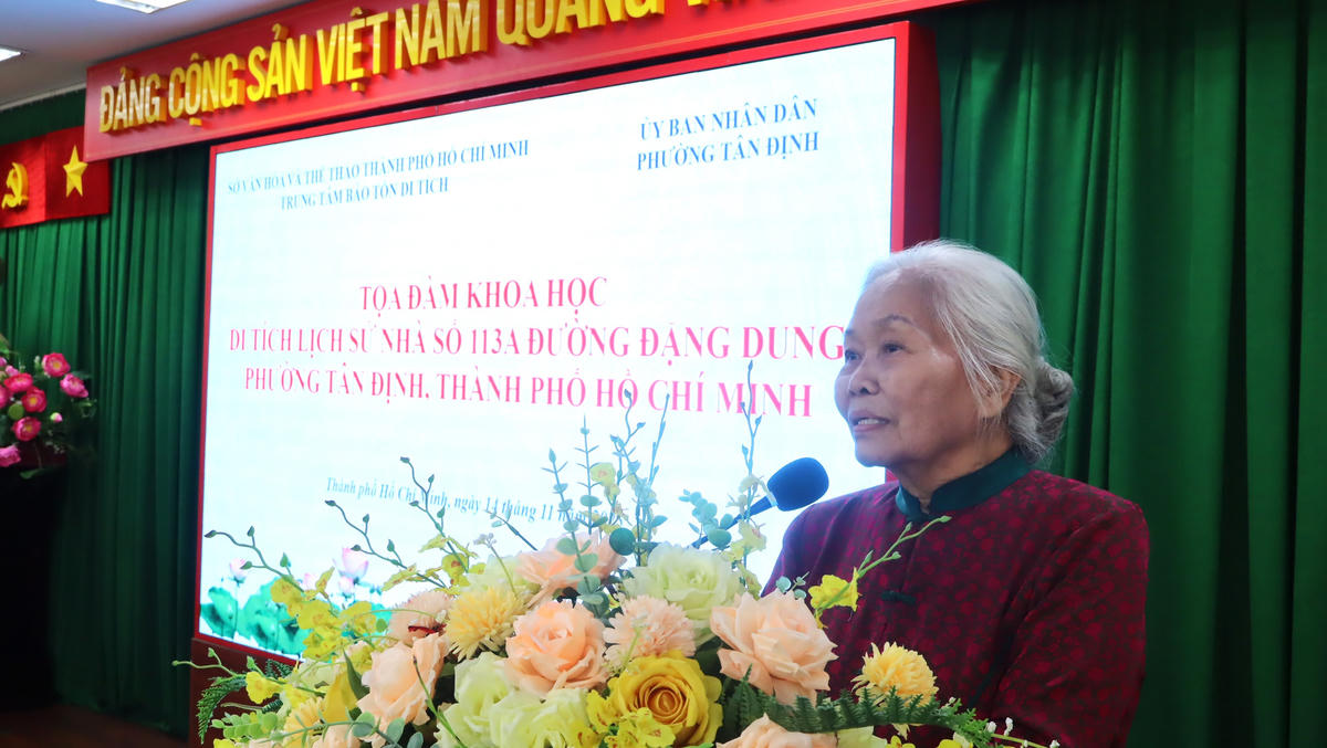 Bà Lê Tú Cẩm - Chủ tịch Hội Di sản Văn hóa TP Hồ Chí Minh phát biểu tại buổi toạ đàm. Ảnh: Hồng Phúc.