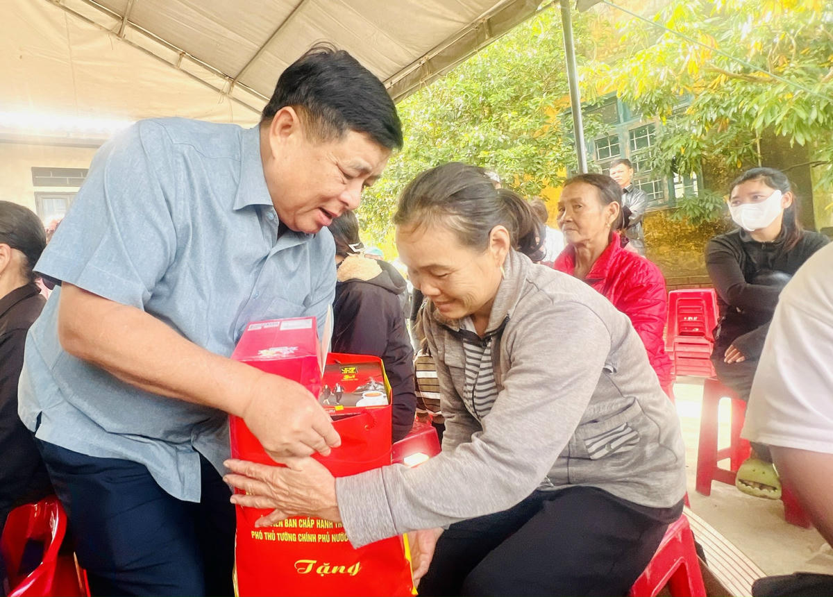 Phó Thủ tướng Chính phủ Nguyễn Chí Dũng thăm hỏi, động viên, trao quà cho người dân tại xã Diên Sanh. Ảnh: N.L.