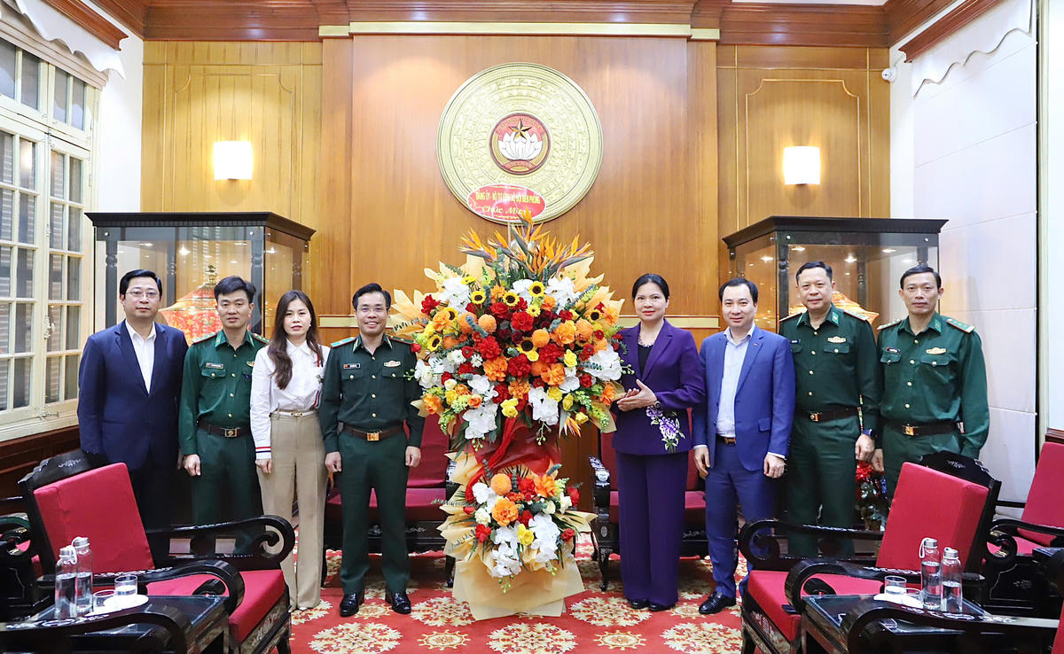 Đoàn công tác của Đảng uỷ, Bộ Tư lệnh Bộ đội Biên phòng chúc mừng Mặt trận Trung ương nhân ngày truyền thống. Ảnh: Văn Hiển