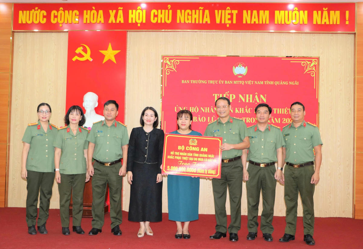 Đại tá Hồ Song Ân, Giám đốc Công an tỉnh Quảng Ngãi đã thừa quyền của Bộ Công an trao số tiền 5 tỷ đồng hỗ trợ người dân tỉnh Quảng Ngãi khắc phục hậu quả mưa lũ và bão số 13 gây ra. Ảnh: Tấn Thành.