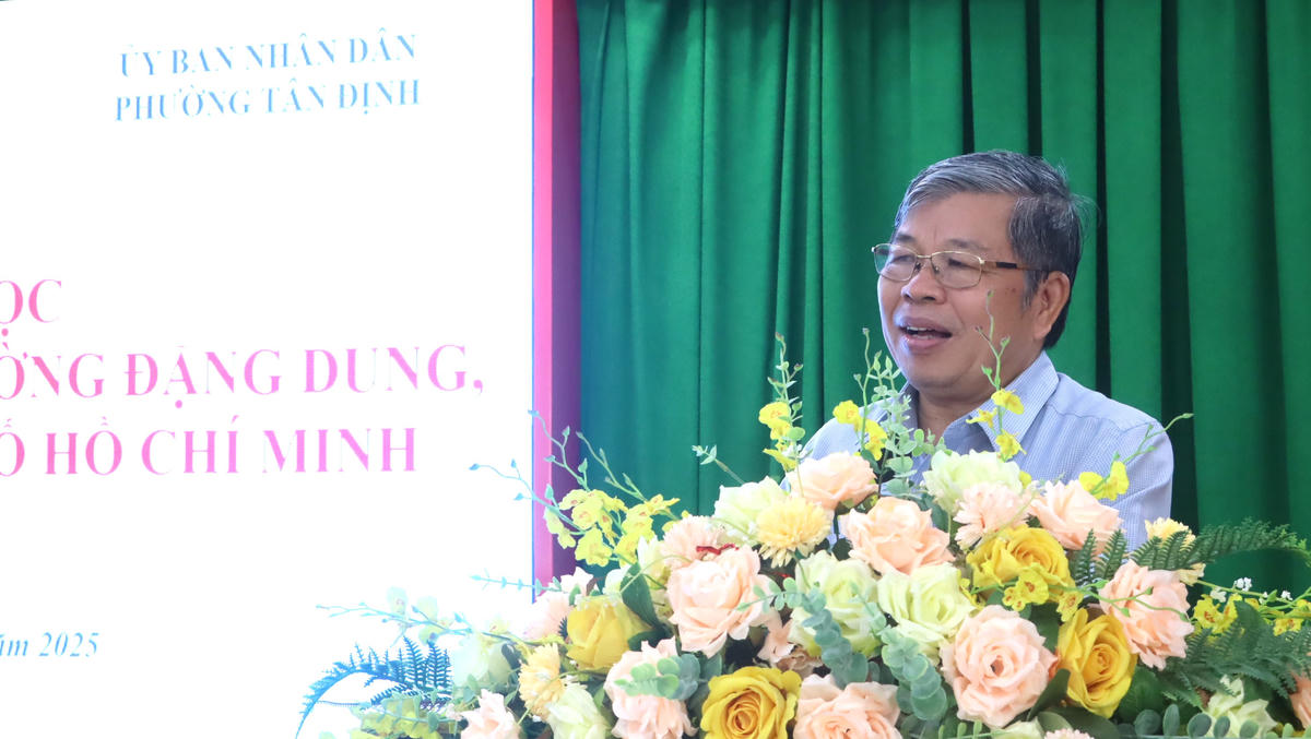 PGS.TS Hà Minh Hồng, Trường Đại học Khoa học xã hội và Nhân văn – ĐHQG TP Hồ Chí Minh phát biểu tham luận tại toạ đàm. Ảnh: Hồng Phúc.