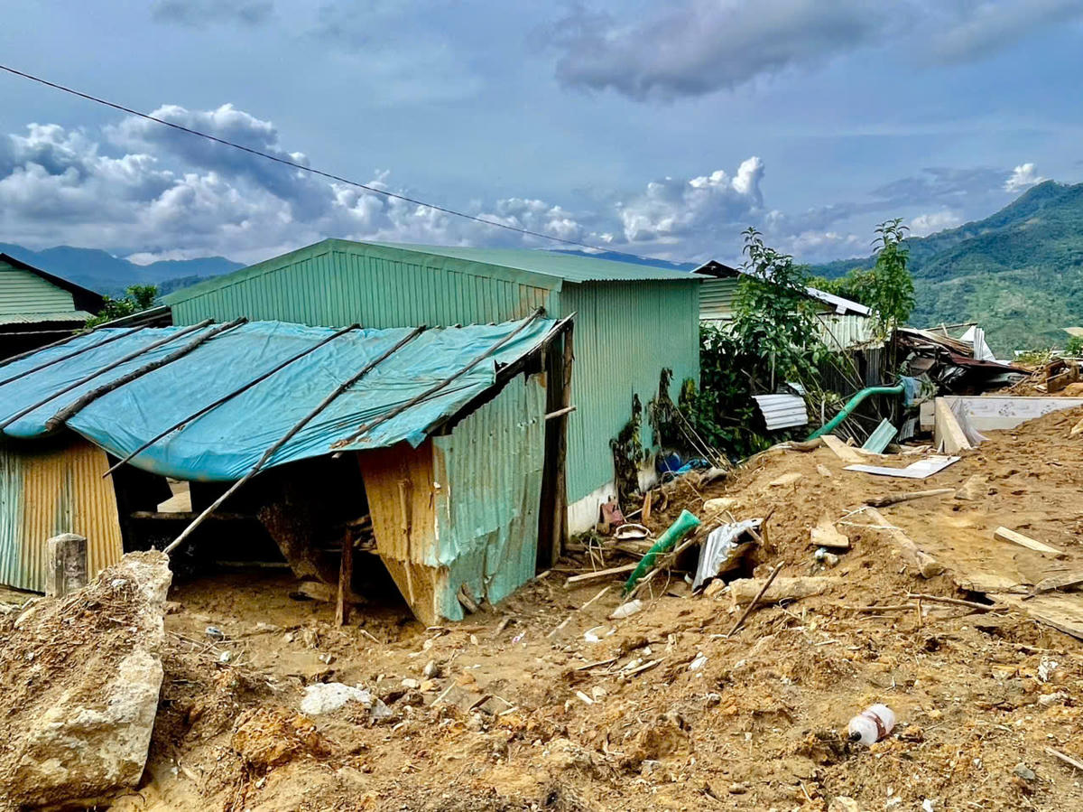 Sạt lở núi đã làm 6 ngôi nhà của dân bị đất đá vùi, nhiều tài sản hư hỏng.Ảnh: Tấn Thành. 